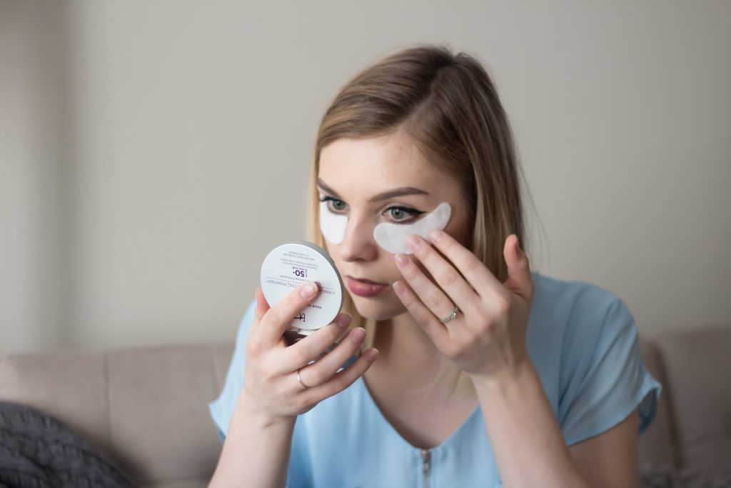 eye mHow To Keep Your Skin FRESH AF During A Flightasks