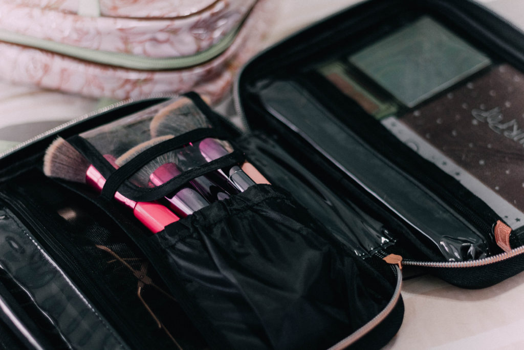 What's In My TRAVEL Makeup Bag